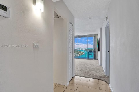 Condo in North Bay Village, Florida, 3 bedrooms  № 1378781 - photo 7