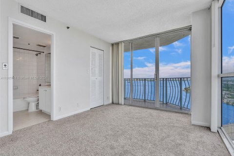 Condo in North Bay Village, Florida, 3 bedrooms  № 1378781 - photo 17