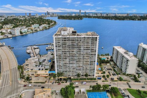 Condo in North Bay Village, Florida, 3 bedrooms  № 1378781 - photo 1