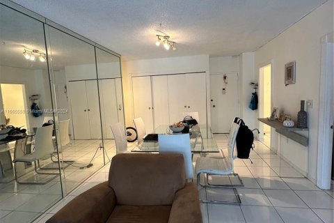 Condominio en venta en Sunny Isles Beach, Florida, 1 dormitorio, 70.79 m2 № 1378738 - foto 23