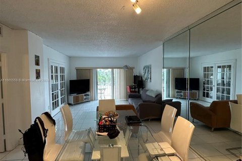 Condominio en venta en Sunny Isles Beach, Florida, 1 dormitorio, 70.79 m2 № 1378738 - foto 19