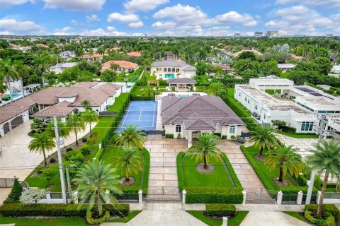 House in Miami, Florida 5 bedrooms, 343.92 sq.m. № 1367545 - photo 8