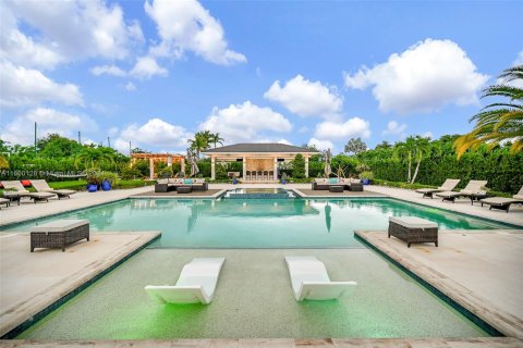 House in Miami, Florida 5 bedrooms, 343.92 sq.m. № 1367545 - photo 20