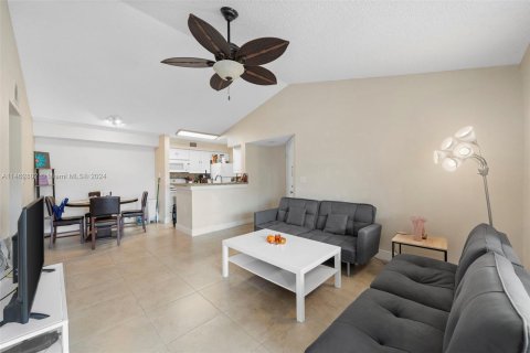 Condominio en venta en Davie, Florida, 1 dormitorio, 74.79 m2 № 997635 - foto 5