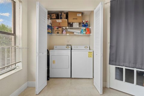 Condominio en venta en Davie, Florida, 1 dormitorio, 74.79 m2 № 997635 - foto 9