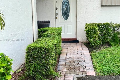 Condo in Pembroke Pines, Florida, 2 bedrooms  № 1393631 - photo 2