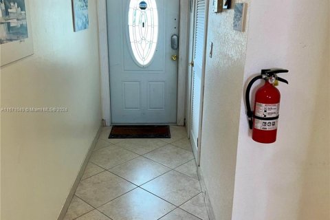 Condo in Pembroke Pines, Florida, 2 bedrooms  № 1393631 - photo 4