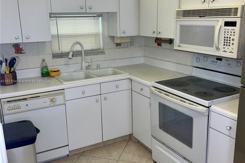 Condo in Pembroke Pines, Florida, 2 bedrooms  № 1393631 - photo 5