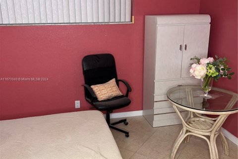 Condo in Pembroke Pines, Florida, 2 bedrooms  № 1393631 - photo 12