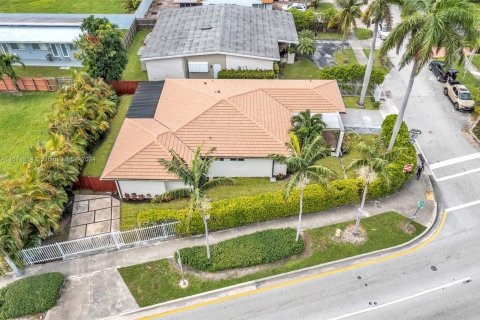 Villa ou maison à vendre à Miami, Floride: 4 chambres, 170.48 m2 № 1393591 - photo 4