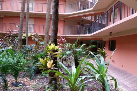 Condo in Miami, Florida, 2 bedrooms  № 1401496 - photo 1