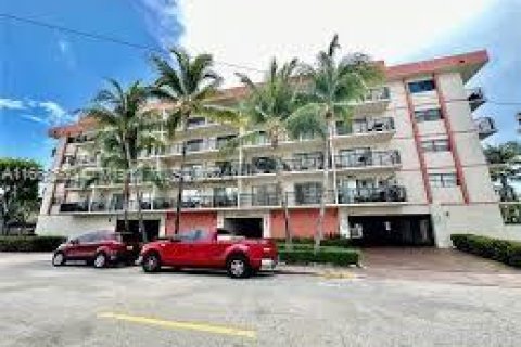 Condo in Miami Beach, Florida, 2 bedrooms  № 1384556 - photo 1