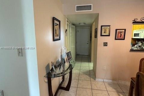 Condo in Miami Beach, Florida, 2 bedrooms  № 1384556 - photo 16