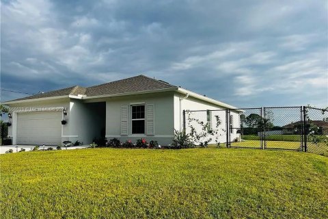 Casa en venta en Cape Coral, Florida, 3 dormitorios, 125.6 m2 № 1384557 - foto 1