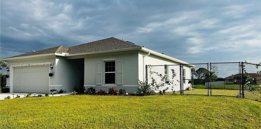 House in Cape Coral, Florida 3 bedrooms, 125.6 sq.m. № 1384557