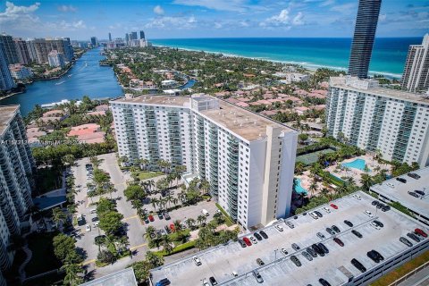 Copropriété à vendre à Sunny Isles Beach, Floride: 3 chambres, 139.82 m2 № 1146422 - photo 28