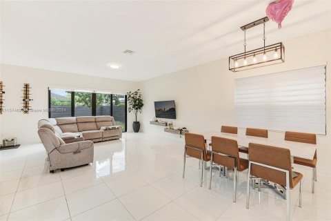 Casa en venta en Miami Lakes, Florida, 4 dormitorios, 239.87 m2 № 1146384 - foto 11