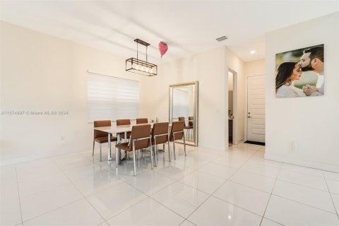 Casa en venta en Miami Lakes, Florida, 4 dormitorios, 239.87 m2 № 1146384 - foto 5