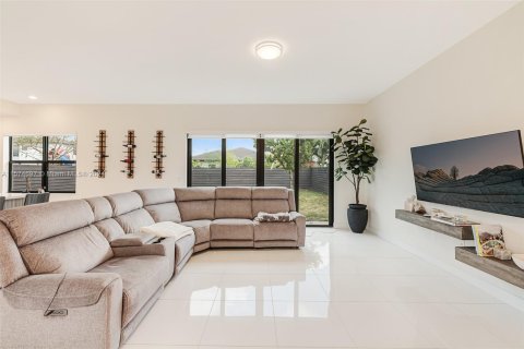 Casa en venta en Miami Lakes, Florida, 4 dormitorios, 239.87 m2 № 1146384 - foto 12