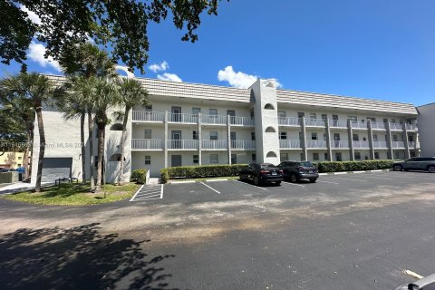 Condo in Sunrise, Florida, 1 bedroom  № 1238150 - photo 1