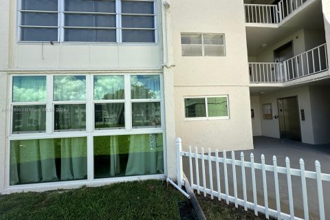 Condo in Sunrise, Florida, 1 bedroom  № 1238150 - photo 2