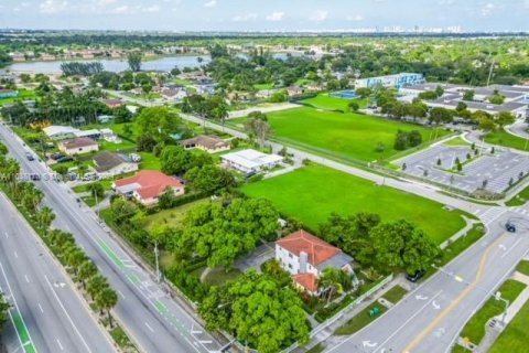 Villa ou maison à vendre à Miami, Floride: 5 chambres, 255.85 m2 № 1310268 - photo 10