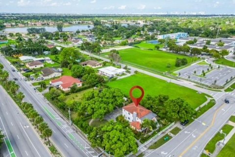 Casa en venta en Miami, Florida, 5 dormitorios, 255.85 m2 № 1310268 - foto 9