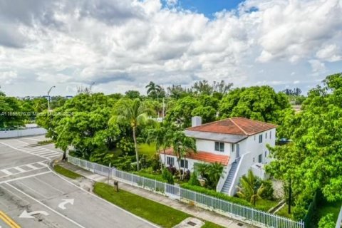 Villa ou maison à vendre à Miami, Floride: 5 chambres, 255.85 m2 № 1310268 - photo 17