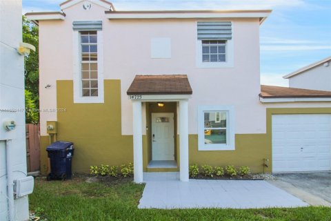 Villa ou maison à vendre à Miami, Floride: 3 chambres № 1375821 - photo 2