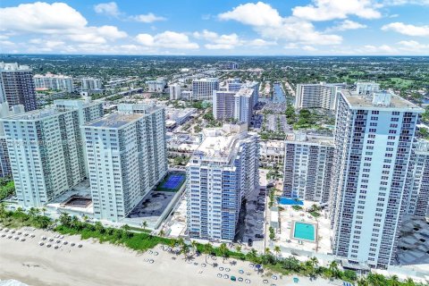 Condo in Fort Lauderdale, Florida, 2 bedrooms  № 1375820 - photo 1