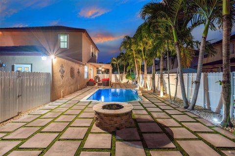 Casa en venta en Miami, Florida, 4 dormitorios, 209.59 m2 № 1329797 - foto 9