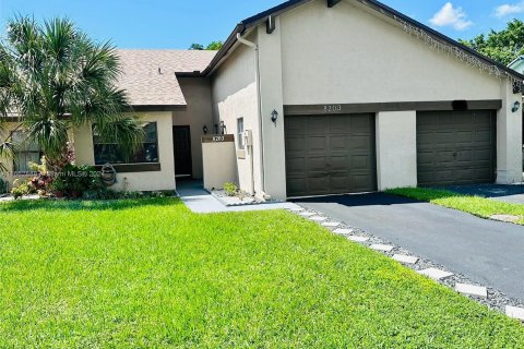 Villa ou maison à vendre à Tamarac, Floride: 2 chambres, 95.97 m2 № 1377354 - photo 1