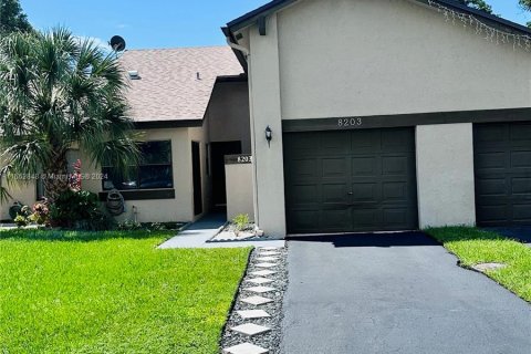 Casa en venta en Tamarac, Florida, 2 dormitorios, 95.97 m2 № 1377354 - foto 2