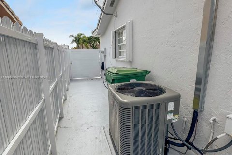 Casa en venta en Miami, Florida, 3 dormitorios, 147.53 m2 № 1377308 - foto 25