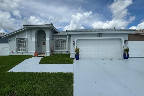 House in Miami, Florida 3 bedrooms, 147.53 sq.m. № 1377308 - photo 1