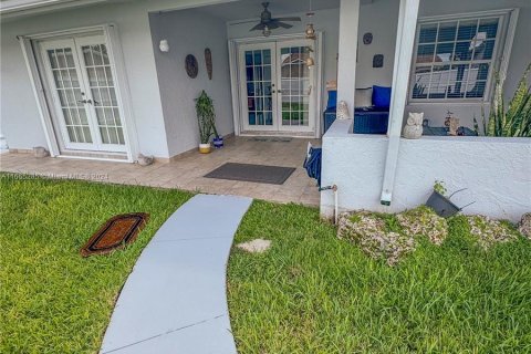 House in Miami, Florida 3 bedrooms, 147.53 sq.m. № 1377308 - photo 24