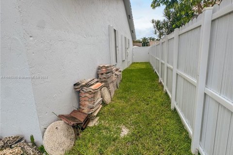 House in Miami, Florida 3 bedrooms, 147.53 sq.m. № 1377308 - photo 23