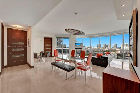 Condominio en venta en Sunny Isles Beach, Florida, 3 dormitorios, 199.09 m2 № 611627 - foto 4