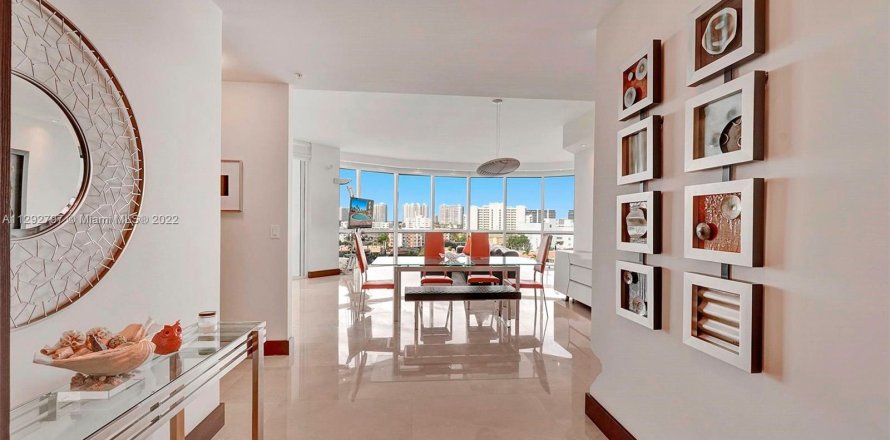 Condominio en Sunny Isles Beach, Florida, 3 dormitorios  № 611627