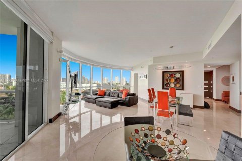 Condominio en venta en Sunny Isles Beach, Florida, 3 dormitorios, 199.09 m2 № 611627 - foto 2