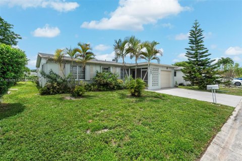 House in Margate, Florida 2 bedrooms, 130.06 sq.m. № 1305492 - photo 2