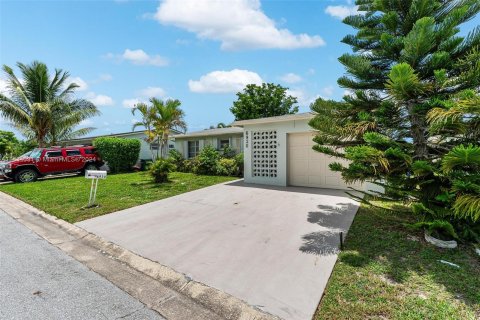 House in Margate, Florida 2 bedrooms, 130.06 sq.m. № 1305492 - photo 3