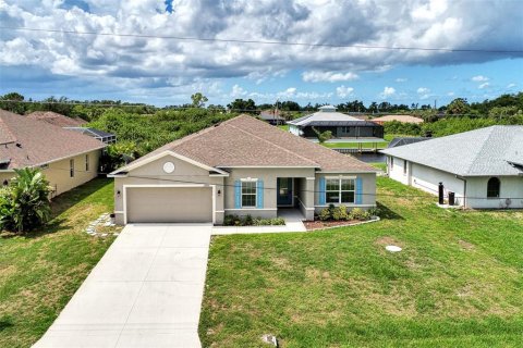 House in Port Charlotte, Florida 3 bedrooms, 191.75 sq.m. № 1246244 - photo 1