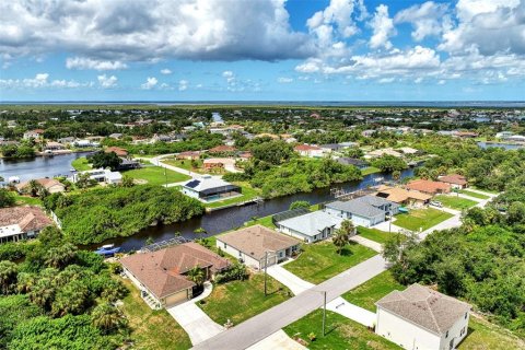 House in Port Charlotte, Florida 3 bedrooms, 191.75 sq.m. № 1246244 - photo 5