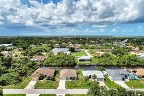 House in Port Charlotte, Florida 3 bedrooms, 191.75 sq.m. № 1246244 - photo 3