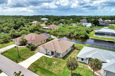 House in Port Charlotte, Florida 3 bedrooms, 191.75 sq.m. № 1246244 - photo 6