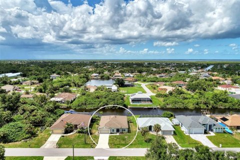 House in Port Charlotte, Florida 3 bedrooms, 191.75 sq.m. № 1246244 - photo 4