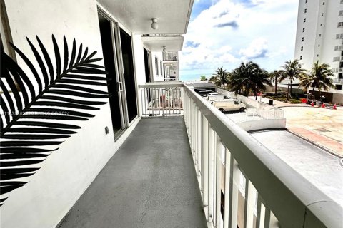 Condo in Miami Beach, Florida, 1 bedroom  № 1310410 - photo 11