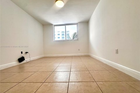 Condo in Miami Beach, Florida, 1 bedroom  № 1310410 - photo 12