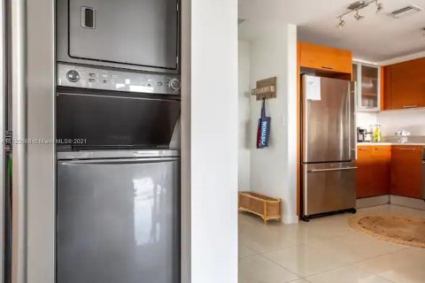 Condo in Miami, Florida, 1 bedroom  № 8907 - photo 6